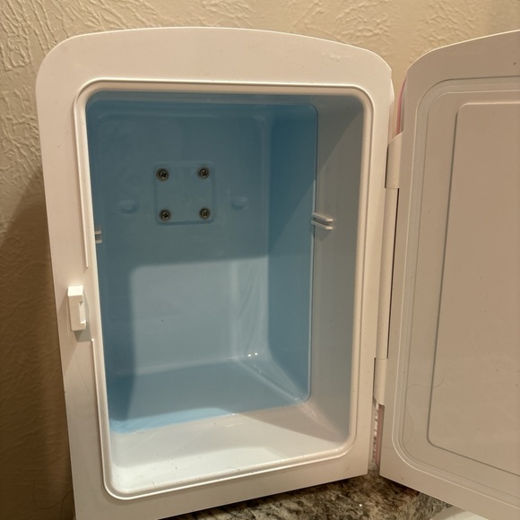 mini skincare fridge - Picture 3 of 6